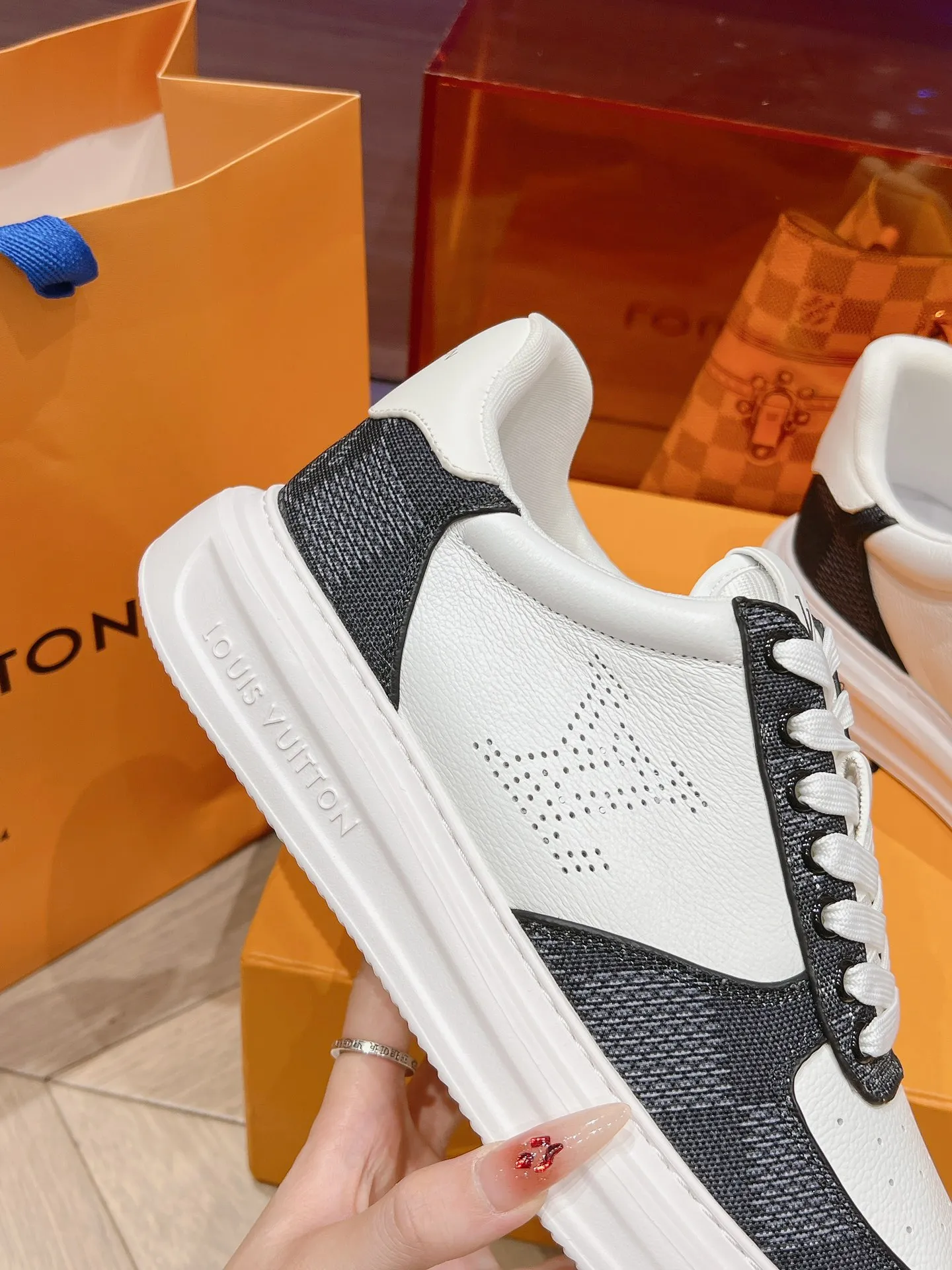 👟👟Ex-factory price 680👟👟 New LV white shoes for men, checkerboard series, plaid color matching, pure cowhide, 3D printed breathable holes, men's casual business travel shoes👟full of comfort, size: 37-45